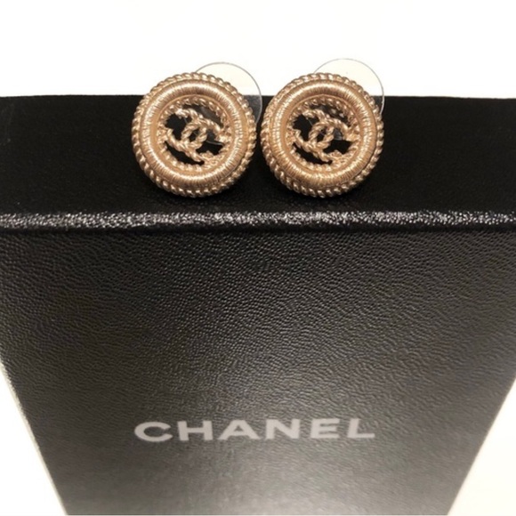 🌼 🏖️☀️SUMMER SALE☀️🏖️ Chanel CC Caged Earrings in GHW - Picture 4 of 7